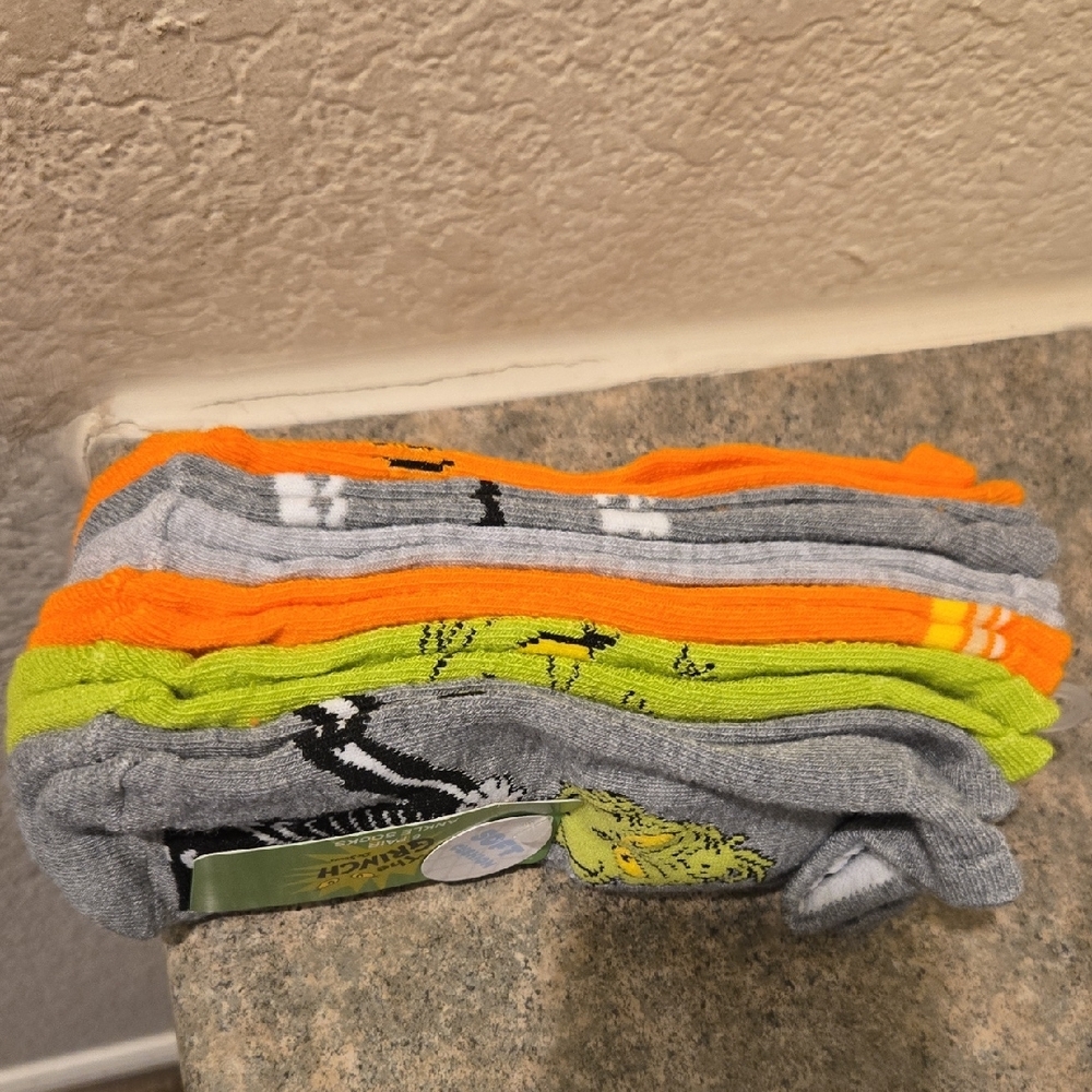 The Grinch Women's Gray Orange Green Soft Cushion Socks  6 Pairs Nwt - Picture 2 of 3